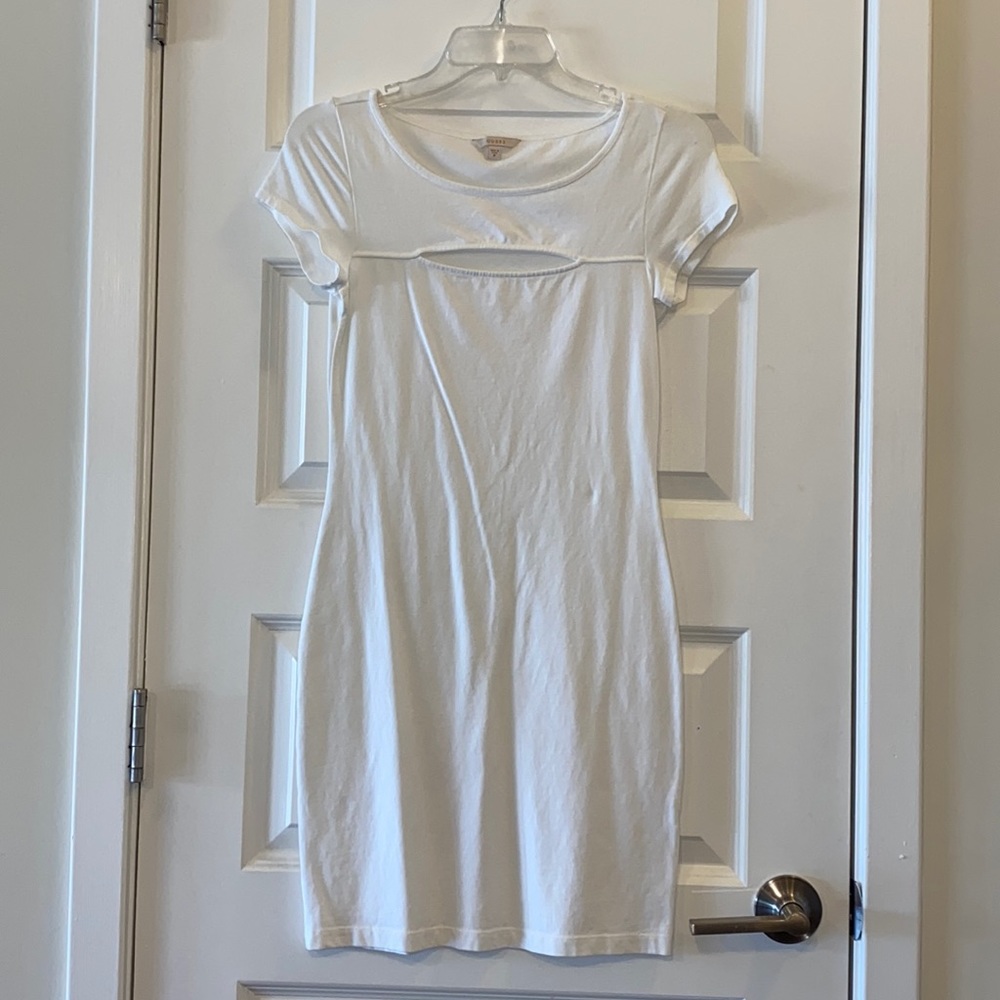 NWOT White Soft Guess Scoop Neck Short Sleeve Dress with peep hole opening -Sz M